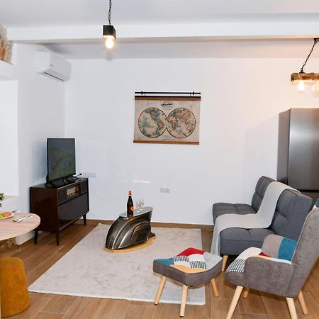 Captain Theo'S Modern Apartment Maria Lefkimmi  Exterior photo